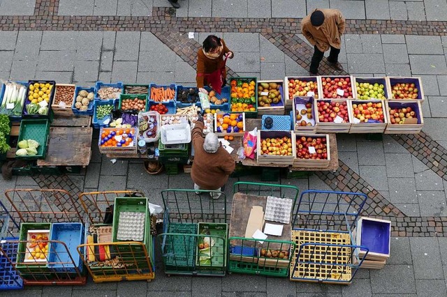 Maske nicht vergessen heit es am Dien...inkauf auf dem Offenburger Wochenmarkt  | Foto: Helmut Seller