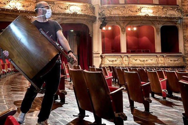 In den Theatern gilt die Maskenpflicht...trengere Regeln einfhren, wenn ntig.  | Foto: Britta Pedersen (dpa)