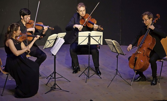 Mit zwei Gipfelwerken der klassisch-ro...elden vor 100 Zuhrern im Brgersaal.   | Foto: Roswitha Frey