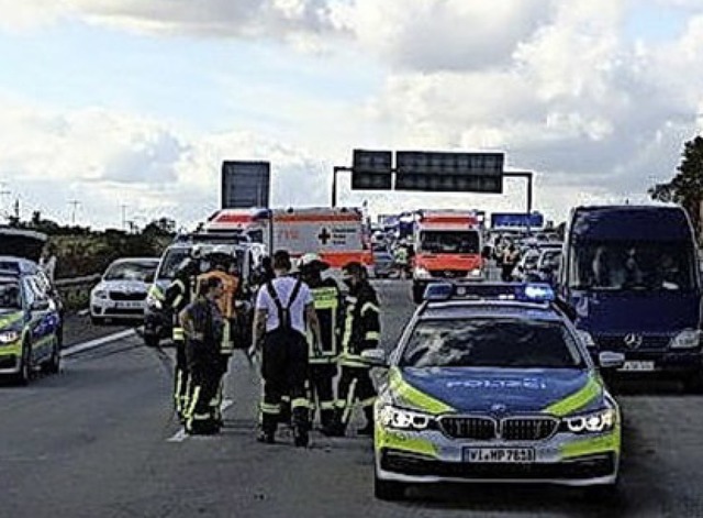 Die Polizei am Unfallort auf der A66   | Foto: - (dpa)