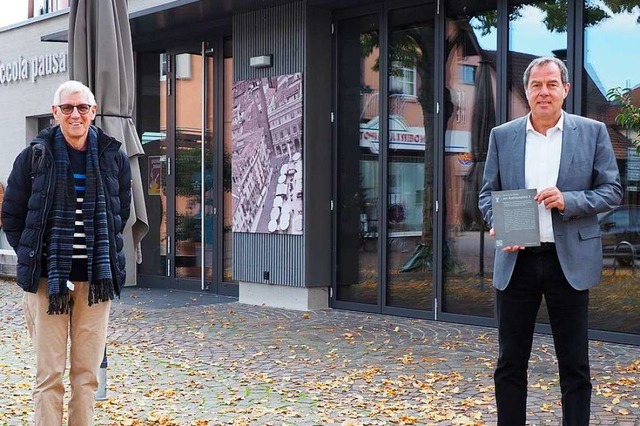 Autor Klaus Koska und Brgermeister Sc... einer  Infotafel) vor dem Rathauscaf  | Foto: Herbert Frey