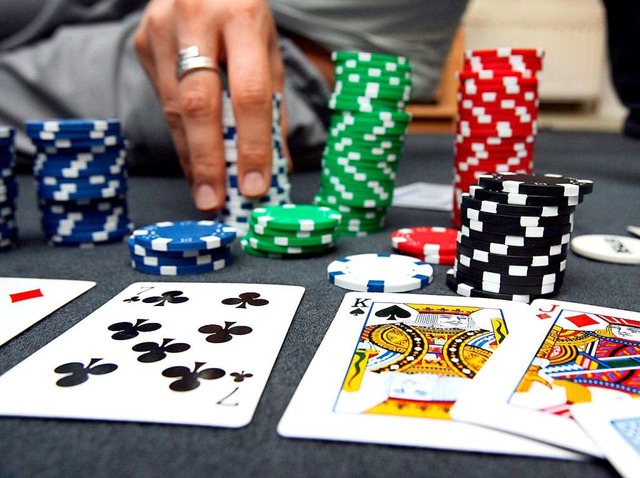 Die Pokerrunde war illegal, sagen Polizei und Staatsanwaltschaft. (Symbolbild)  | Foto: dpa