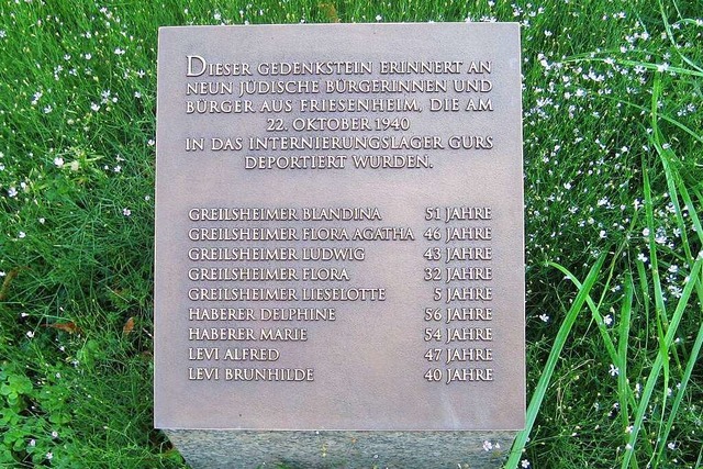 Ein Gedenkstein erinnert an die jdisc...ober 1940 nach Gurs deportiert wurden.  | Foto: Ekkehard Klem