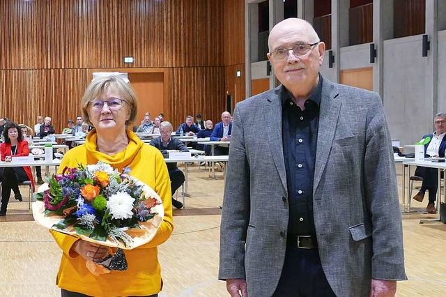 Ex-SPD-Gemeinderat Walter Caroli und E... bei der Verabschiedung am Montagabend  | Foto: Mark Alexander