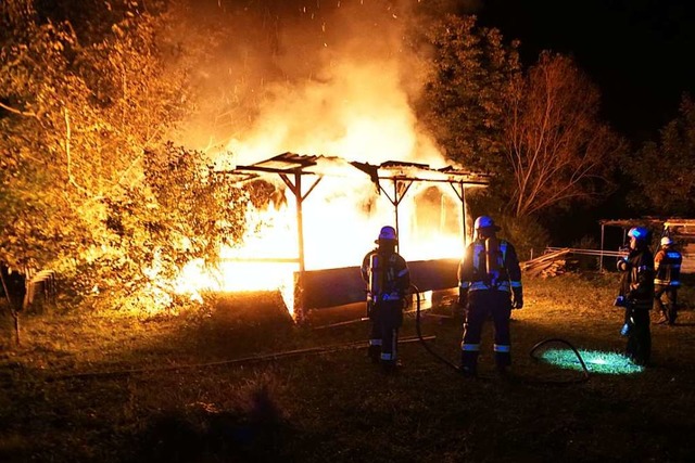 Lichterloh brannten ein Wohnwagen und ...er in Endingen am spten Samstagabend.  | Foto: Feuerwehr Endingen
