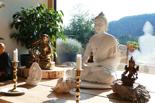 Buddhastatue im Meditationsraum. Wrde...n tollen Blick aufs Raitenbucher  Tal.  | Foto: Susanne Filz
