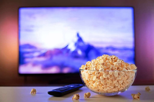 Auch bei einem Filmabend im heimischen Wohnzimmer darf das Popcorn nicht fehlen.  | Foto: Vasiliy (stock.adobe.com)