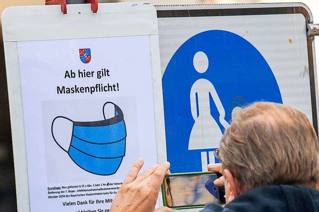 Dieser Zettel weist auf die Maskenpflicht in Berchtesgaden hin.  | Foto: Peter Kneffel (dpa)