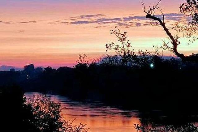 Bunt leuchtender Himmel bei Sonnenaufgang in Rheinfelden