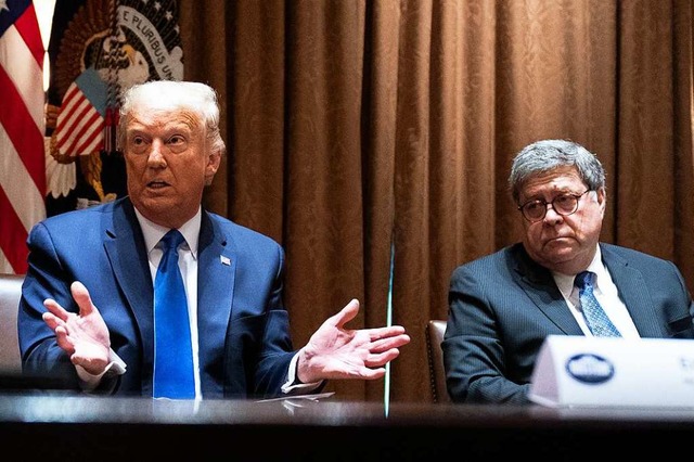 US-Prsident Donald Trump  und Justizminister William Barr.  | Foto: Evan Vucci (dpa)