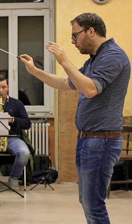 Dennis Droll, neuer Dirigent der Stadt...eitet an einem geplanten Doppelkonzert  | Foto: Annika Sindlinger
