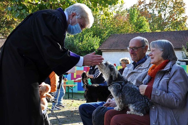 Pfarrer Gernot Schulze-Wegener wnschte den Vierbeinern ein langes gutes Leben.  | Foto: Jutta Schtz