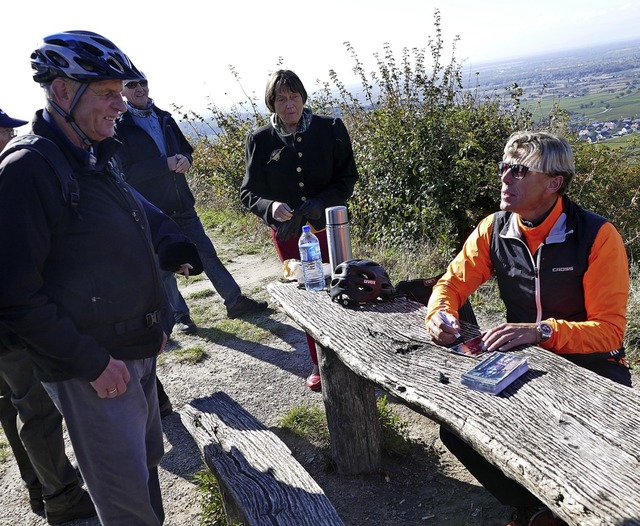 Der bekannte Snger Hansy Vogt erfllt...in Oberrotweil gerne Autogrammwnsche.  | Foto: Nicolai Kary