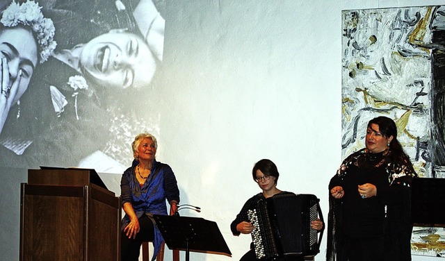 Frida Kahlo im Blick: Rezitatorin Joha...rdeon) und die Sngerin Simone Frster  | Foto: Laetitia Barnick