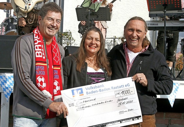 Fr den Frderverein fr krebskranke K...) 1000 Euro an Anja und Frank Sauter.   | Foto: Heidi Fel