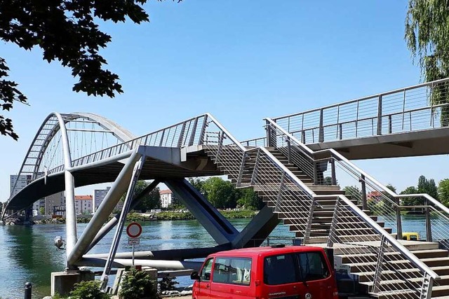 Wer die Dreilnderbrcke betritt, muss ab sofort eine Maske anlegen.  | Foto: Hannes Lauber