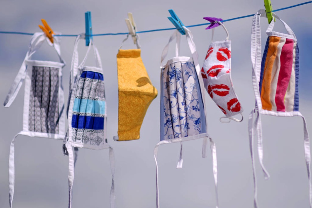 Frisch gewaschene Schutzmasken haben in Sdbaden weiter Konjunktur.  | Foto: via www.imago-images.de