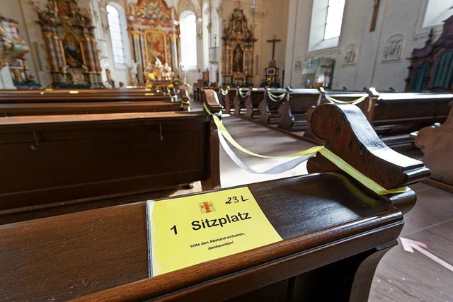 Gesperrte Reihen und ausgewiesene Sitz...in der Endinger Stadtkirche St. Peter.  | Foto: Martin Wendel