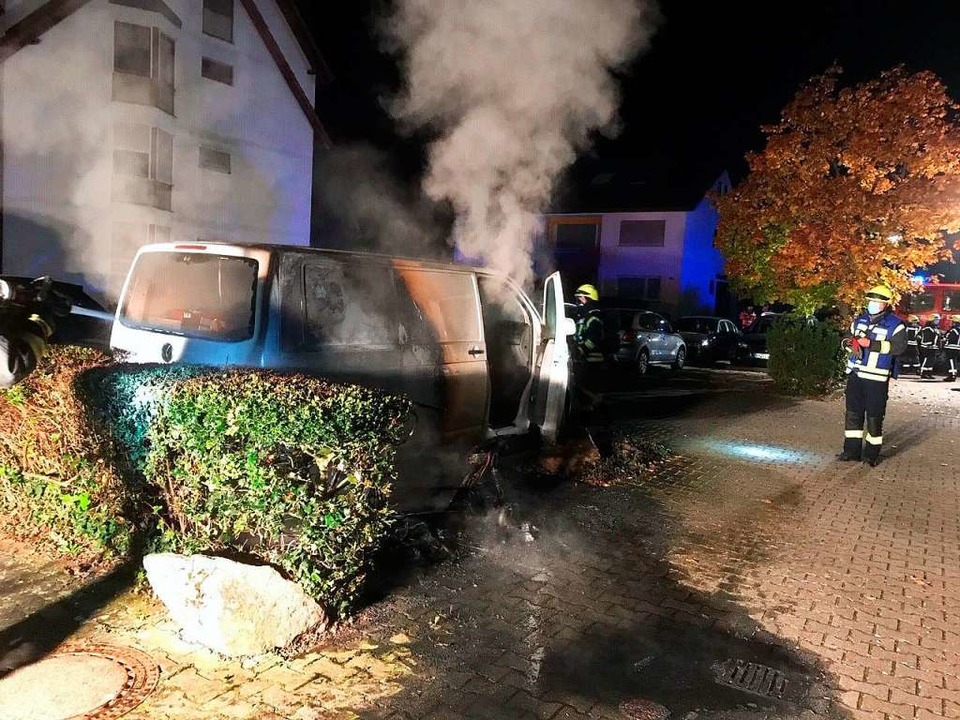 Von einem Roller griff das Feuer auf einen Kleintransporter über.  | Foto: Feuerwehr Neuenburg