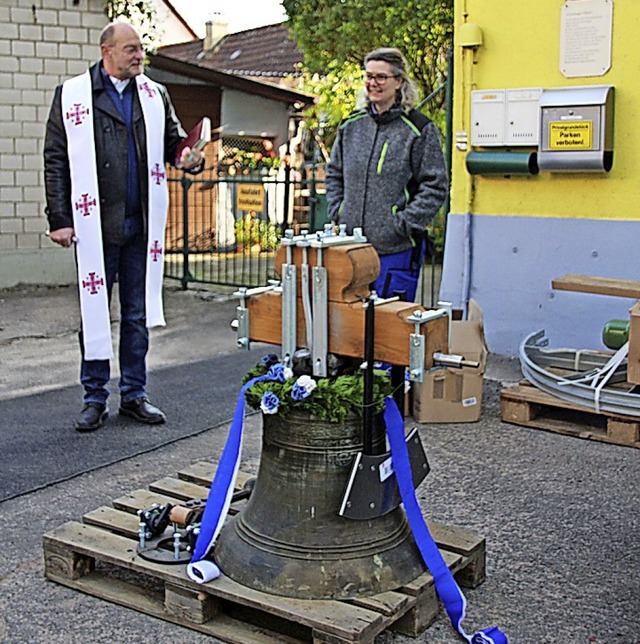 Pfarrer Guido Palazzari segnete die sa...tholischen Kirchengemeinde Sthlingen.  | Foto:  Yvonne Wrth