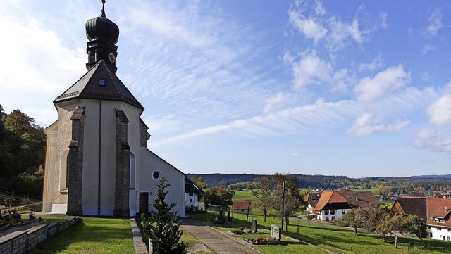 Stolz thront sie ber dem Dorf, die Ki...Jahren an dieser Stelle erbaut wurde?   | Foto: Martha Weishaar