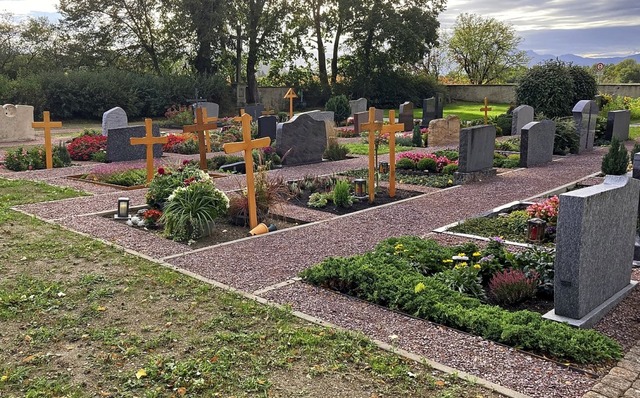 Die Wege zwischen den Grabfeldern in G...Mitarbeitern des Bauhofs neu angelegt.  | Foto: Manuela Schmitt