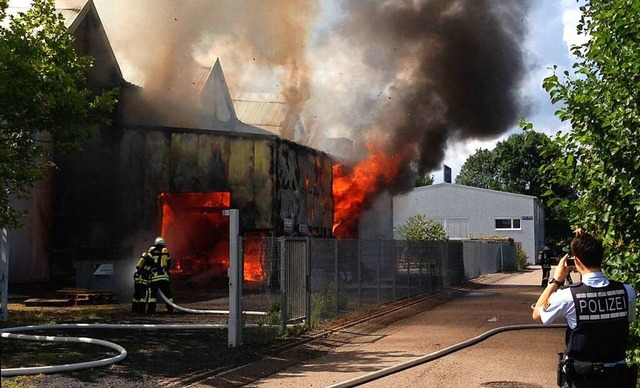 2014: Brand in einem Chemielager einer...e, sorgt jetzt fr Regressforderungen.  | Foto: Roland Spether