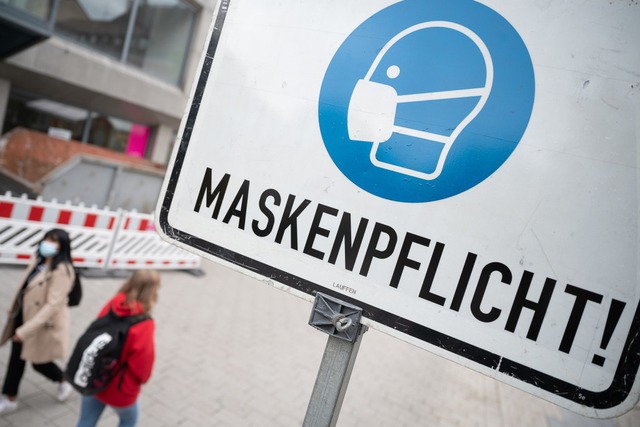 In den Fugngerzonen ist die Maske nun auch in Freiburg Plicht.  | Foto: Sebastian Gollnow (dpa)