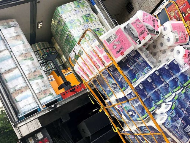 Eine ganze LKW-Ladung Toilettenpapier ...ager eines Supermarktes transportiert.  | Foto: Roland Weihrauch (dpa)