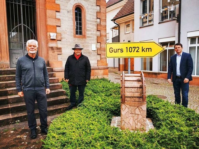 Jrgen Stude und Bernd Rottenecker vom...stellten das Gedenk-Straenschild vor.  | Foto: Gemeinde Kippenheim
