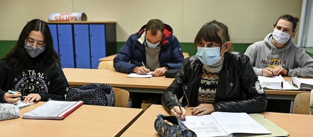 Unterricht mit Maske: Der Schutz vor d...us verlangt einschneidende Manahmen.   | Foto: Felix Kstle (dpa)