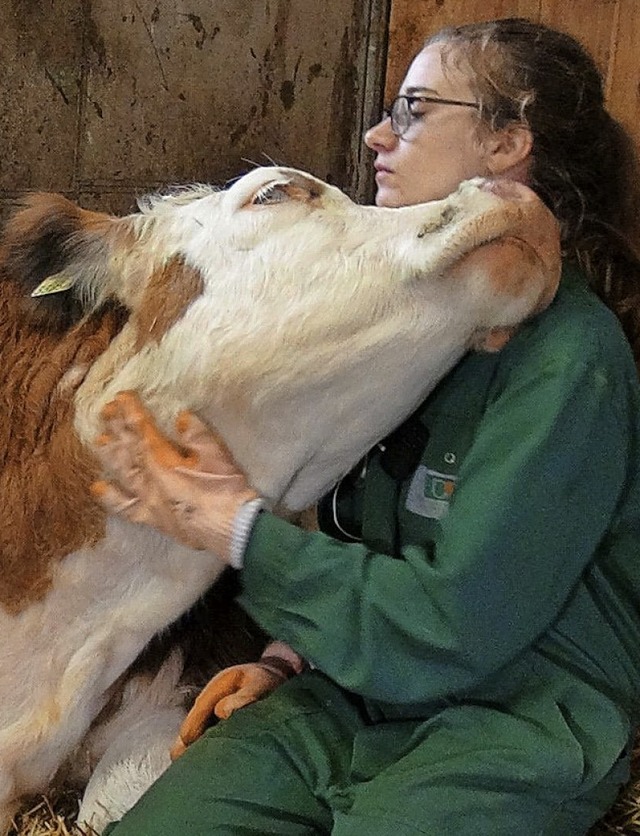 Forscherin schmust mit Kuh.  | Foto: - (dpa)