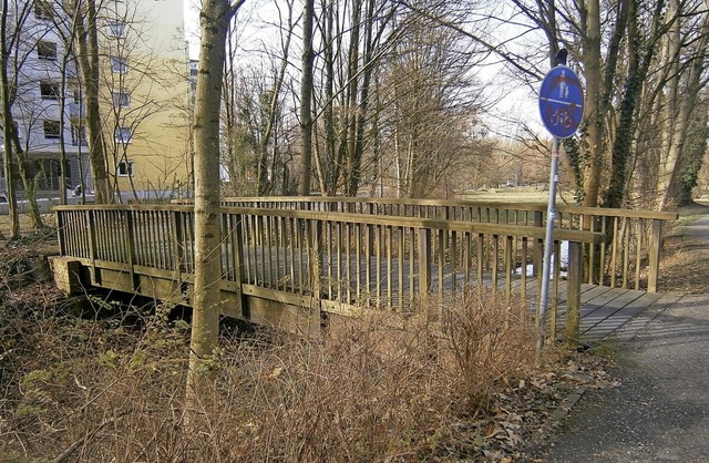 Die alte Holzbrcke ber den Kronenmh...ks) war marode und wurde nun ersetzt.   | Foto: Stadt Freiburg