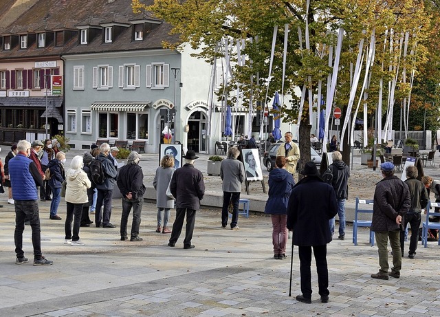 Rund 40 Menschen versammelten sich im ...ch Gurs auf dem Breisacher Marktplatz.  | Foto: Kai Kricheldorff