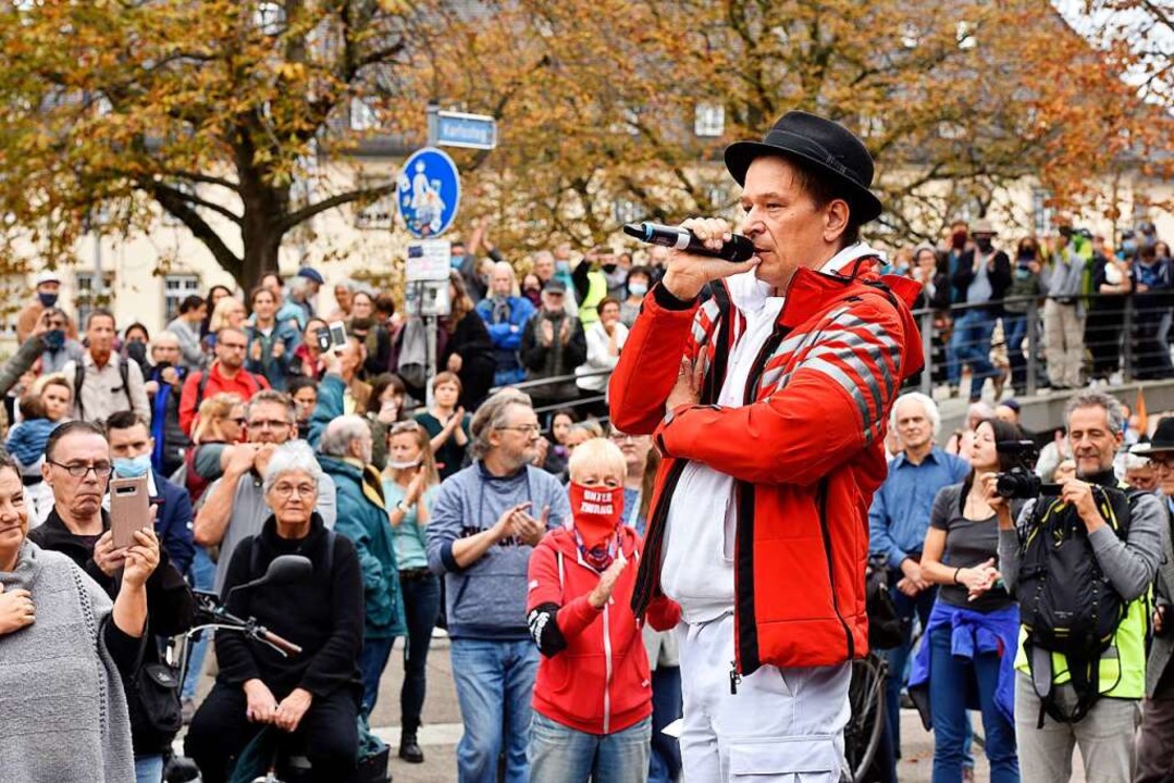 Die Maskenpflicht wurde bei der Kundge...ers Bodo Schiffmann bewusst ignoriert.  | Foto: Thomas Kunz
