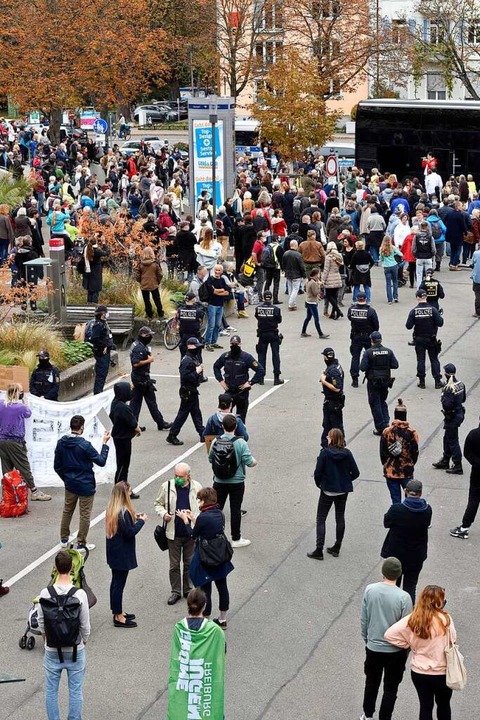 Zu einer Gegendemo kamen nach eigenen Angaben 30 bis 50 Menschen  | Foto: Thomas Kunz