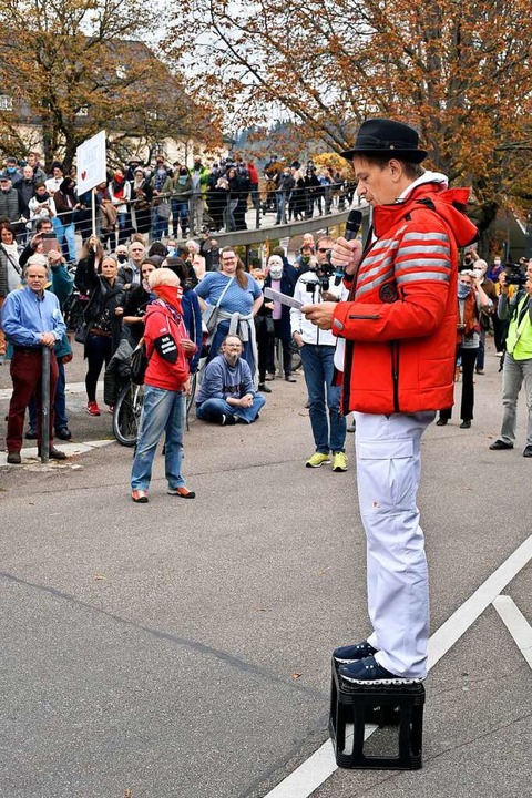 Bodo Schiffmann erzhlt Geschichten b...tet, dass die Juristen nun aufwachten.  | Foto: Thomas Kunz