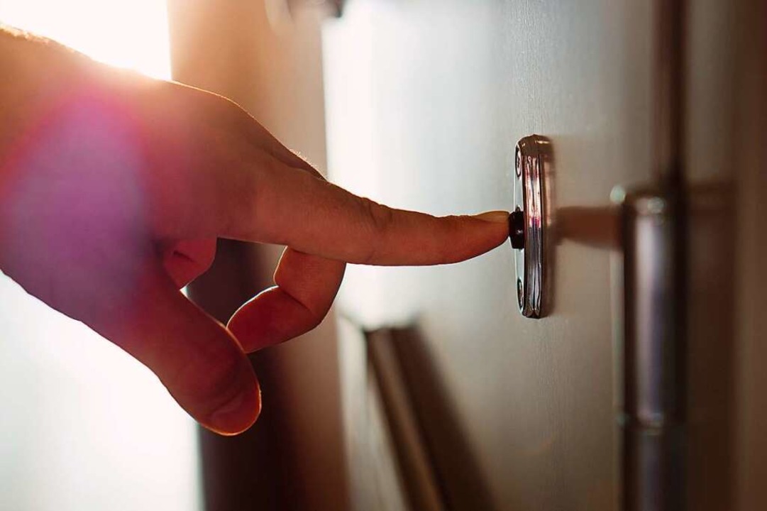 Mit Mund-Nasen-Schutz klingelte Freiam...nsgesamt zwlf Personen in Quarantne.  | Foto: terovesalainen  (stock.adobe.com)