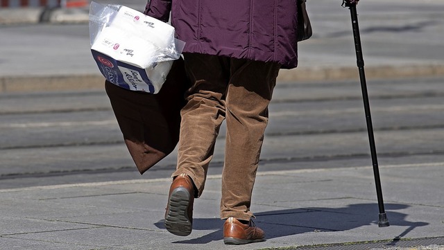 Toilettenpapier ist in Corona-Zeiten ein besonders  begehrtes Gut.   | Foto: Sebastian Kahnert (dpa)