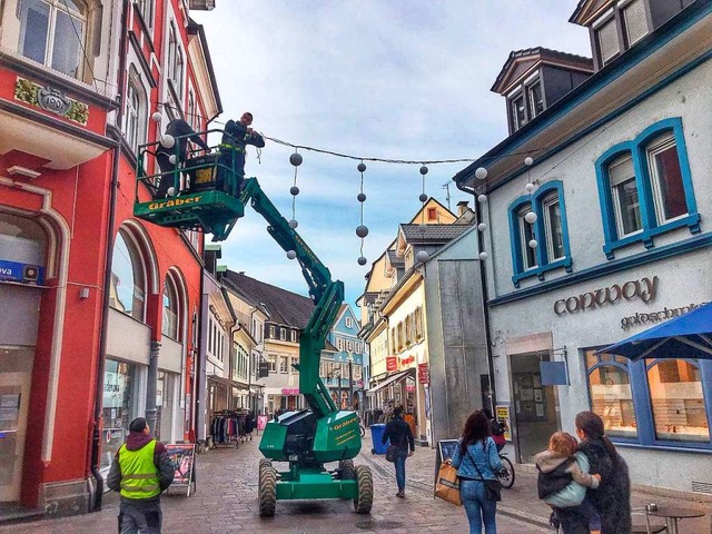 Die neue Weihnachtsbeleuchtung wird gerade aufgehngt, hier in der Turmstrae.  | Foto: Barbara Ruda