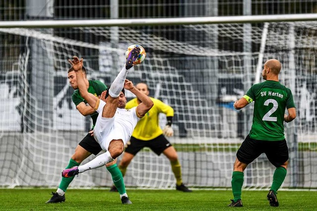 Fuball darf gespielt werden, doch der...deren Sportstten wurde nun untersagt.  | Foto: Gerd Gruendl