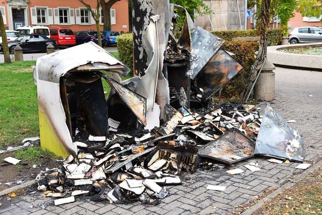 Das ist alles, was nach der Brandstift...gal am Tennenbacher Platz brigblieb.   | Foto: Rita Eggstein