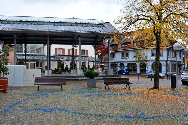Am Freitagmorgen zierten blaue Linien den Lindenplatz.  | Foto: Sophia Hesser