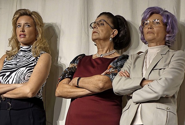 Sandra Lutz, Renate Kraus und Hilde Butz (von links) spielen in Walsers Satire.  | Foto: Roswitha Frey