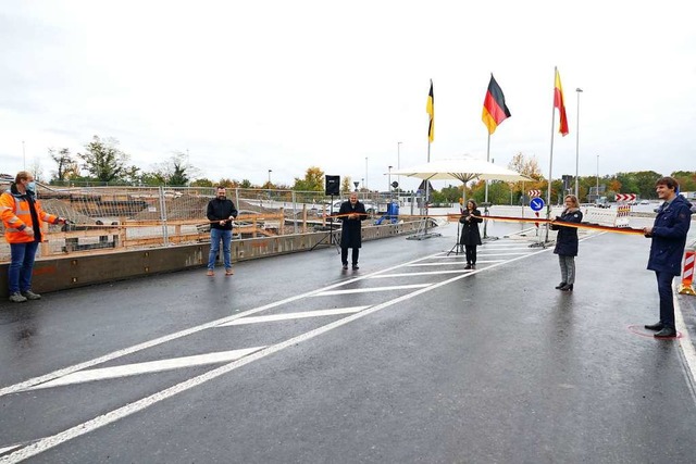 Durchschnitten das Band und erffneten...m Bild die Baustelle fr das Parkhaus.  | Foto: Susanne Ehmann