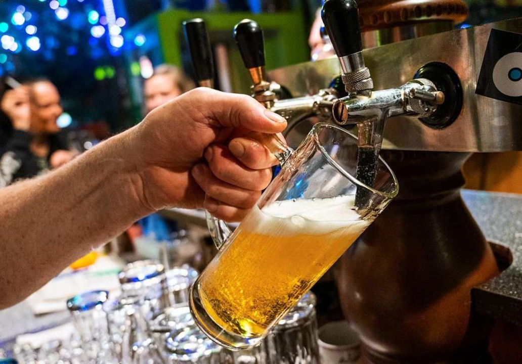 Von 23 bis 6 Uhr darf vorlufig kein Alkohol ausgeschenkt werden.  | Foto: Christophe Gateau (dpa)