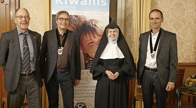 Stabwechsel   :  Ulrich Gasser (l.) wi... Martina Merkle fhrte durchs Kloster.  | Foto: Jutta Collmann