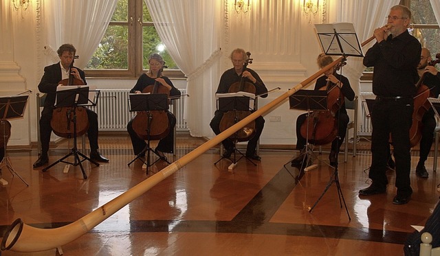 Zwlf  Cellisten der &#8222;Cellifamil... im Festsaal des Kollegs St. Blasien.   | Foto: Karin Stckl-Steinebrunner