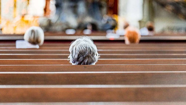 Auch  whrend der Gottesdienste (Symbolfoto) besteht  nun Maskenpflicht.  | Foto: Markus Scholz (dpa)