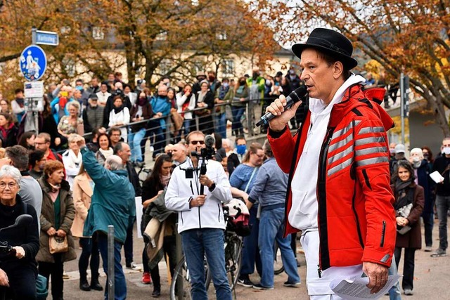 Bodo Schiffmann bei der Kundgebung auf dem Karlsplatz am Donnerstag.  | Foto: Thomas Kunz